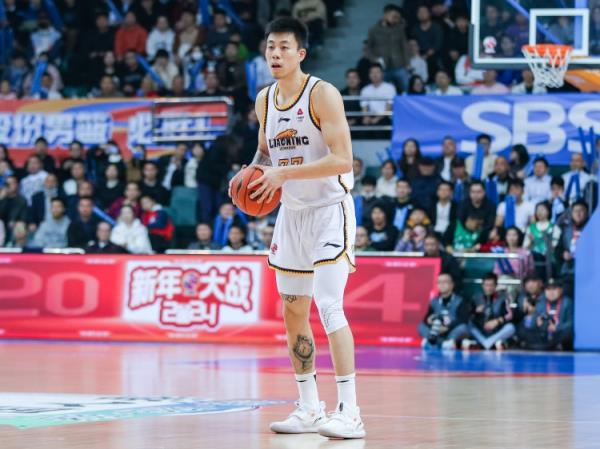 屋漏偏逢連夜雨！張鎮(zhèn)麟7中1僅得2分2板4助 末節(jié)受傷離場